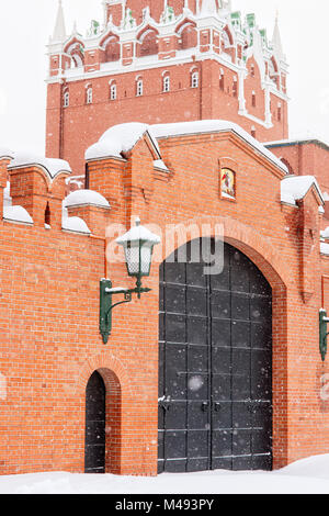 Moscow Kremlin structure avec une lampe vintage, l'icône et les vieilles portes de métal en hiver de neige. Troitskaya, Trinity, tour en arrière-plan Banque D'Images