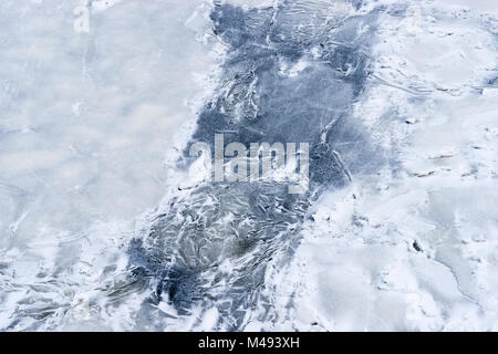 Frozen river, lac ou un plan d'eau en hiver. Modèle de glace. Les tons de bleu et gris. Résumé de la nature Banque D'Images