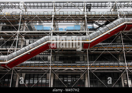 PARIS, FRANCE - 20 juillet 2011 : Centre Georges Pompidou à Paris, France. La structure post-moderne achevé en 1977 est l'une des plus reconnaissables de landma Banque D'Images