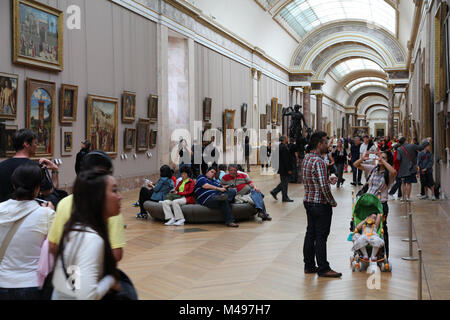 PARIS - le 22 juillet : Les visiteurs admirer les peintures sur Juillet 22, 2011 dans le musée du Louvre, Paris, France. Avec 8,5 millions de visiteurs annuels, le Louvre est toujours la mos Banque D'Images