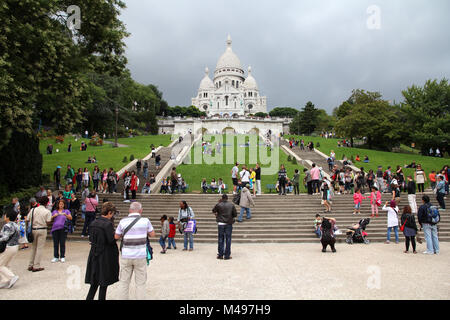 PARIS, FRANCE - 22 juillet 2011 : les touristes se promener dans quartier de Montmartre à Paris, France. Paris est la ville la plus visitée au monde avec 15,6 millions de dollars Banque D'Images