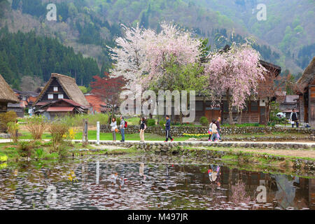 SHIRAKAWA, JAPON - 28 avril : les touristes visiter le vieux village le 28 avril 2012 à Shirakawa-go, le Japon. Shirakawa-go est l'une des attractions les plus populaires dans J Banque D'Images