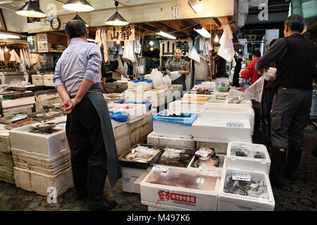 TOKYO - 11 mai : Les acheteurs visitent le marché aux poissons de Tsukiji, le 11 mai 2012 à Tokyo. C'est le plus grand marché de gros poissons et fruits de mer dans le monde. Banque D'Images