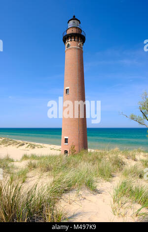 Le phare de la pointe de sable peu dans des dunes, construit en 1867 Banque D'Images