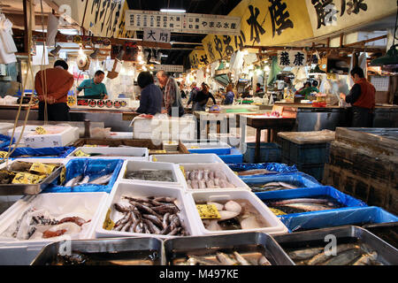 TOKYO - 11 mai : Les acheteurs visitent le marché aux poissons de Tsukiji, le 11 mai 2012 à Tokyo. C'est le plus grand marché de gros poissons et fruits de mer dans le monde. Banque D'Images