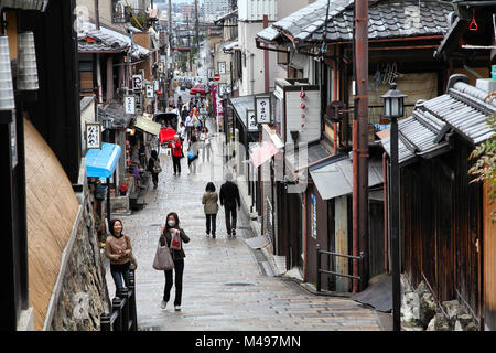 KYOTO, JAPON - 14 avril : les touristes à pied le 14 avril 2012 à Kyoto, au Japon. Vieux Kyoto est un site du patrimoine mondial de l'Unesco et a été visité par près de 1 millio Banque D'Images