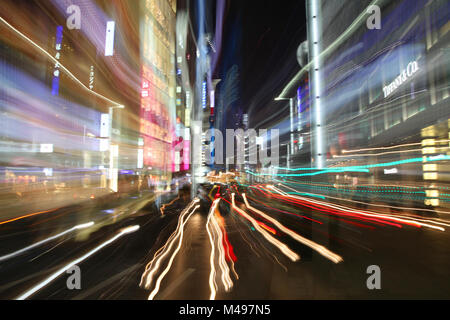 TOKYO - 8 mai : l'éclairage soirée à Ginza, le 8 mai 2012 à Tokyo. Ginza est reconnu comme l'un des plus luxueux quartiers de magasinage dans le monde Banque D'Images