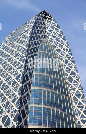 TOKYO - 11 MAI : Mode Gakuen Cocoon Tower le 11 mai 2012 à Tokyo. C'est l'un des plus reconnus de gratte-ciel dans le monde avec l'Emporis Skyscraper Award Banque D'Images