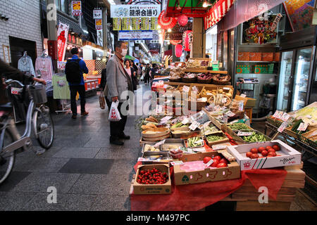 OSAKA, JAPON - 25 avril : Shoppers marcher le long de Nipponbashi Kuromon market le 25 avril 2012 à Osaka, Japon. Selon Tripadvisor, il est en ce moment un Banque D'Images