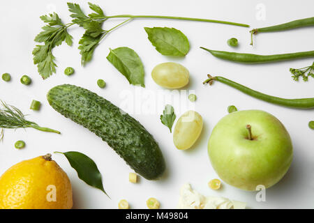 Différents fruits et légumes isoleted on white Banque D'Images