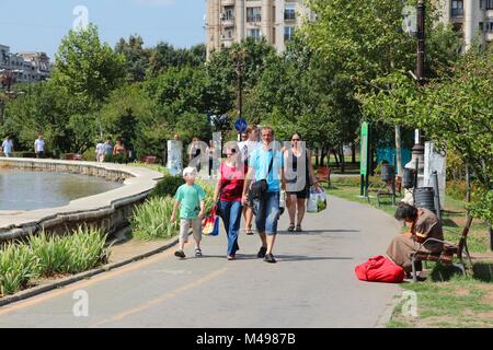 Bucarest, Roumanie - 19 août : personnes visitent Piata Unirii square le 19 août 2012 à Bucarest, Roumanie. En 2009, Bucarest a été le plus visité 21 Banque D'Images