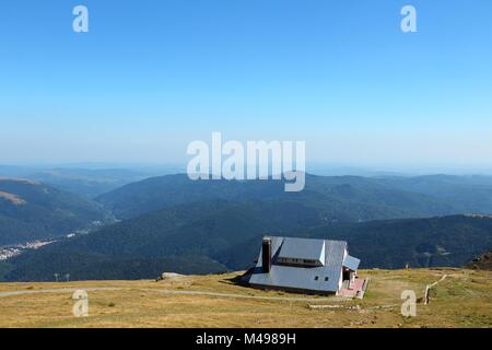 Montagnes de Bucegi, partie de Carpates du Sud en Roumanie. Sentier de randonnée et refuge de montagne. Banque D'Images