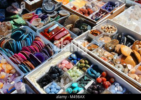 Pierres précieuses colorées en vente sur un marché aux puces à Sibiu, Roumanie. Fond multicolore. Banque D'Images