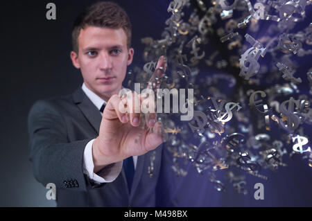 L'homme en appuyant sur le bouton virtuel avec des dollars Banque D'Images