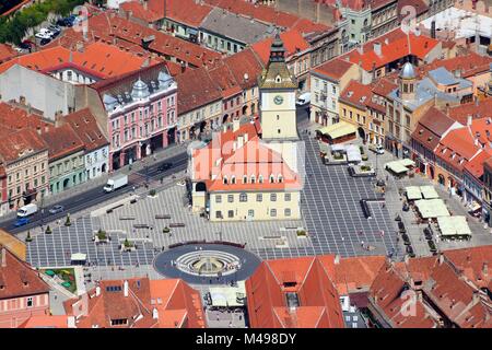 La ville de Brasov, en Transylvanie, Roumanie. Vue aérienne de la vieille ville - la célèbre place Sfatului. Banque D'Images