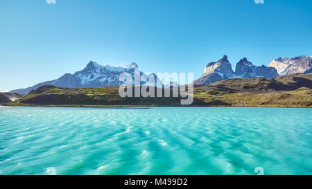 Le Lac Pehoe et Los Cuernos (les cornes) dans le Parc National Torres del Paine, Chili. Banque D'Images