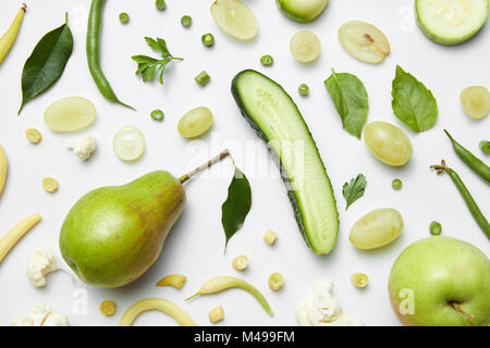 La composition avec les fruits et légumes frais sur un fond blanc Banque D'Images