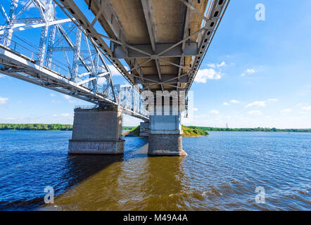 Pont ferroviaire sur la rivière sur une base de béton Banque D'Images