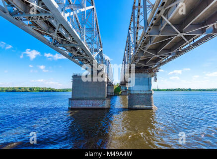 Pont ferroviaire sur la rivière sur une base de béton Banque D'Images