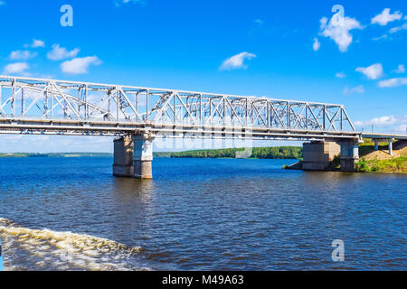 Pont ferroviaire sur la rivière sur une base de béton Banque D'Images