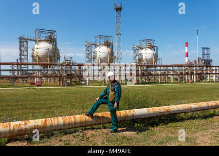 Le travailleur de la raffinerie usine pétrochimique Banque D'Images