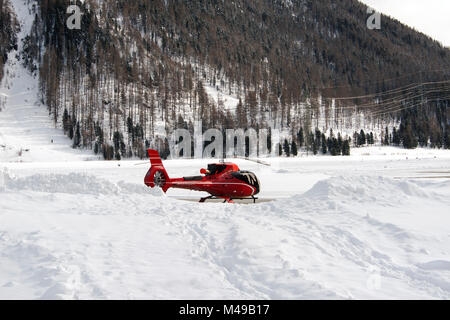 Un hélicoptère de l'aéroport de rouge dans la neige dans les alpes Suisse Banque D'Images