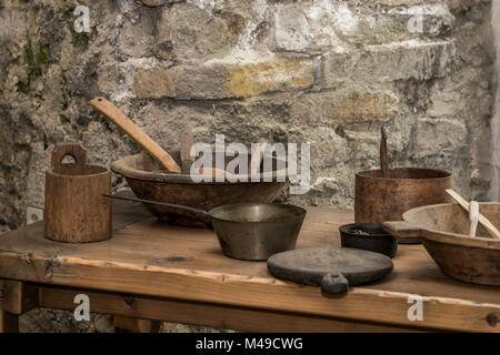 Cuisine médiévale avec des outils, de paniers, de l'échelle, cheminée Banque D'Images