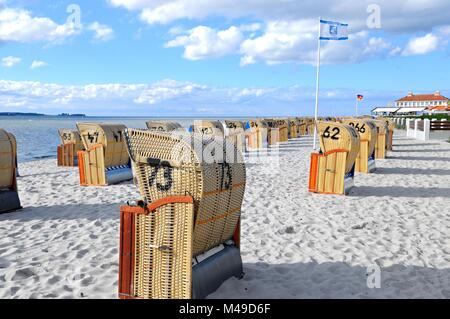 Plage avec chaises de plage de la mer Baltique Laboe Allemagne Banque D'Images