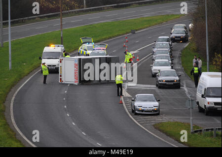 Accident de la route impliquant une remorque sur le fast-food339 Ringway East de Basingstoke, Hampshire Banque D'Images