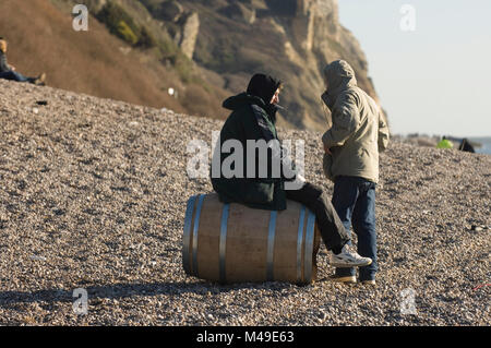 La plage de Branscombe, Devon, Angleterre. Les gens de récupération du contenu à partir de la terre et porte-conteneurs MSC Napoli échouée sur la plage. 23.01.07 Banque D'Images