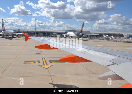 Voir le produit d'un avion de passagers d'Easyjet pour le décollage de roulage à l'aéroport de Londres Stansted, Angleterre. Banque D'Images