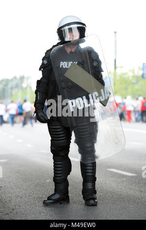 L'Euro 2012. Varsovie, Pologne. 12 juin 2012. La police anti-émeute polonais en dehors du stade national de Varsovie, au cours de la Pologne - Russie Un groupe match. Banque D'Images