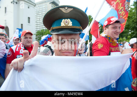 L'Euro 2012. Varsovie, Pologne. 12 juin 2012. Fans de mars à la Polish National Stadium avant le match Pologne - Russie. Banque D'Images