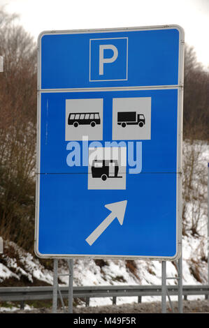 Panneau pour parking pour autobus, camions et caravanes en parking dans une station service d'autoroute en Allemagne Banque D'Images