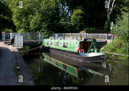 Grand classique en passant par le pont tournant Theale sur le canal Kennet et Avon, Berkshire, Angleterre. Station Road Banque D'Images