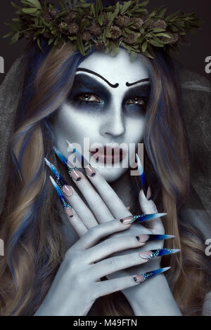 Portrait d'une horrible peur Corpse Bride en couronne, avec les fleurs mortes, Halloween maquillage et manucure long.Design d'ongles Banque D'Images