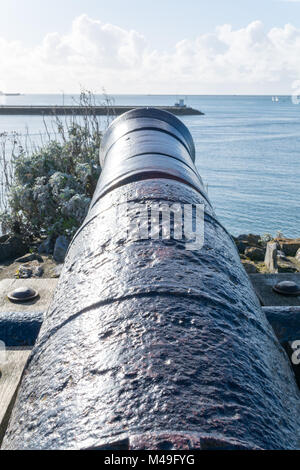 Cannon pointant vers Plymouth harbor sur une journée ensoleillée avec une mer calme et ciel bleu Banque D'Images