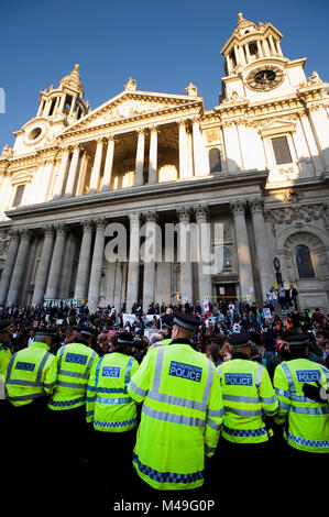 Des agents de police au occupent la Bourse de protestation devant la Cathédrale St Paul 15 Octobre 2011 Banque D'Images