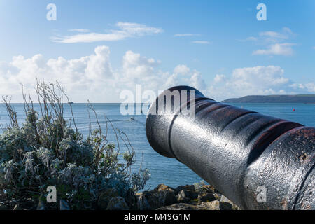 Cannon pointant vers Plymouth harbor sur une journée ensoleillée avec une mer calme et ciel bleu Banque D'Images
