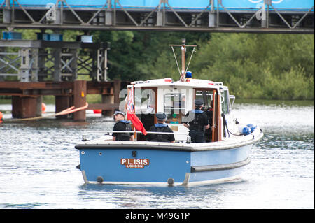 Jeux olympiques 2012. 28 juillet 2012. Sur la Tamise près de l'Aviron d'Eton Dorney Lake. La police dans l'Agence de l'environnement bateaux de rivière en patrouille Banque D'Images