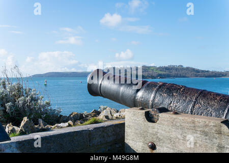 Cannon pointant vers Plymouth harbor sur une journée ensoleillée avec une mer calme et ciel bleu Banque D'Images