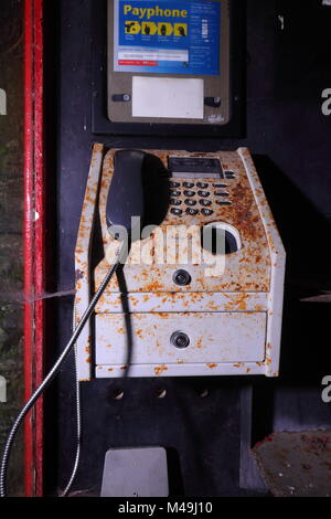 Un public à l'intérieur d'un K8 Téléphone type fort situé sur un caravan park à Ingleton, Yorkshire du Nord Banque D'Images