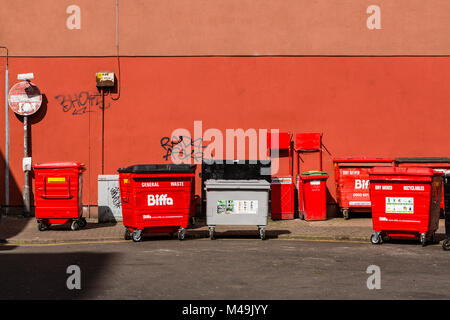 Poubelles commerciales Biffa sur une rue de la ville britannique, Dundas Street, Glasgow, Écosse, Royaume-Uni, Europe Banque D'Images