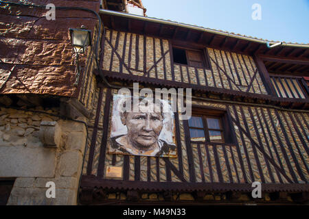 Façade de maison et portrait de voisin peint sur elle. Mogarraz, province de Salamanque, Espagne. Banque D'Images