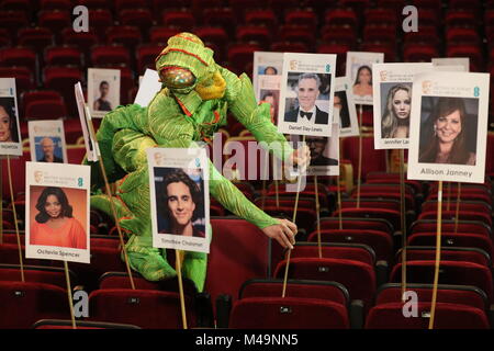 Un artiste de l'OVO du Cirque du Soleil aide à poser la tête sur le plan des sièges de bâton au Royal Albert Hall de Londres, avant les EE British Academy film Awards le dimanche 18 février, qui s'ouvriront avec une représentation spéciale sur le thème du film de la troupe de cirque. Banque D'Images