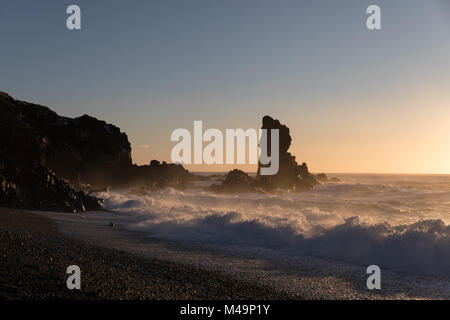 Les vagues de l'Océan atlantique contre l'écrasement du sable noir sur la plage de galets/Djúpalónssandur Péninsule de Snæfellsnes dans l'ouest de l'Islande Banque D'Images