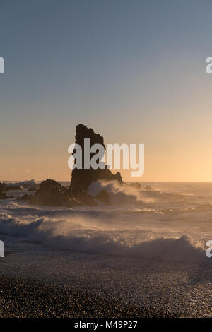 Les vagues de l'Océan atlantique contre l'écrasement du sable noir sur la plage de galets/Djúpalónssandur Péninsule de Snæfellsnes dans l'ouest de l'Islande Banque D'Images