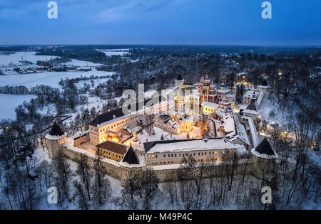 Vue aérienne sur Savvino-Storozhevsky monastère à la tombée de Zvenigorod, oblast de Moscou, Russie Banque D'Images