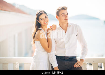 Beau couple looking at mer.profiter de soleil et de beau temps et de la respiration de l'air frais de l'océan.Bénéficiant d'instant à l'extérieur.deux personnes shari Banque D'Images