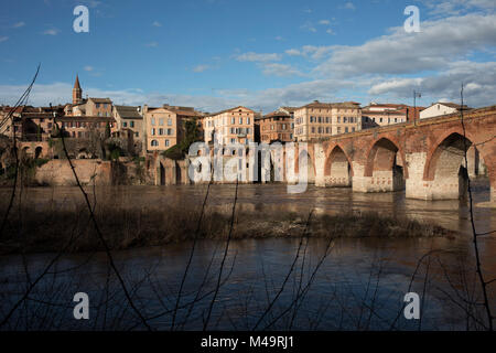 Vue depuis les jardins du Palais de la Berbie à travers le Tarn et ses vieux ponts enjambant la brique rouge dans l'eau Albi, dans le sud de la France. Banque D'Images